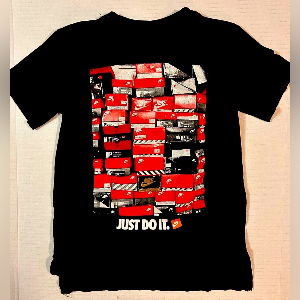 Nike Tee Graphic Tee. Boys. Small, 8-10y.